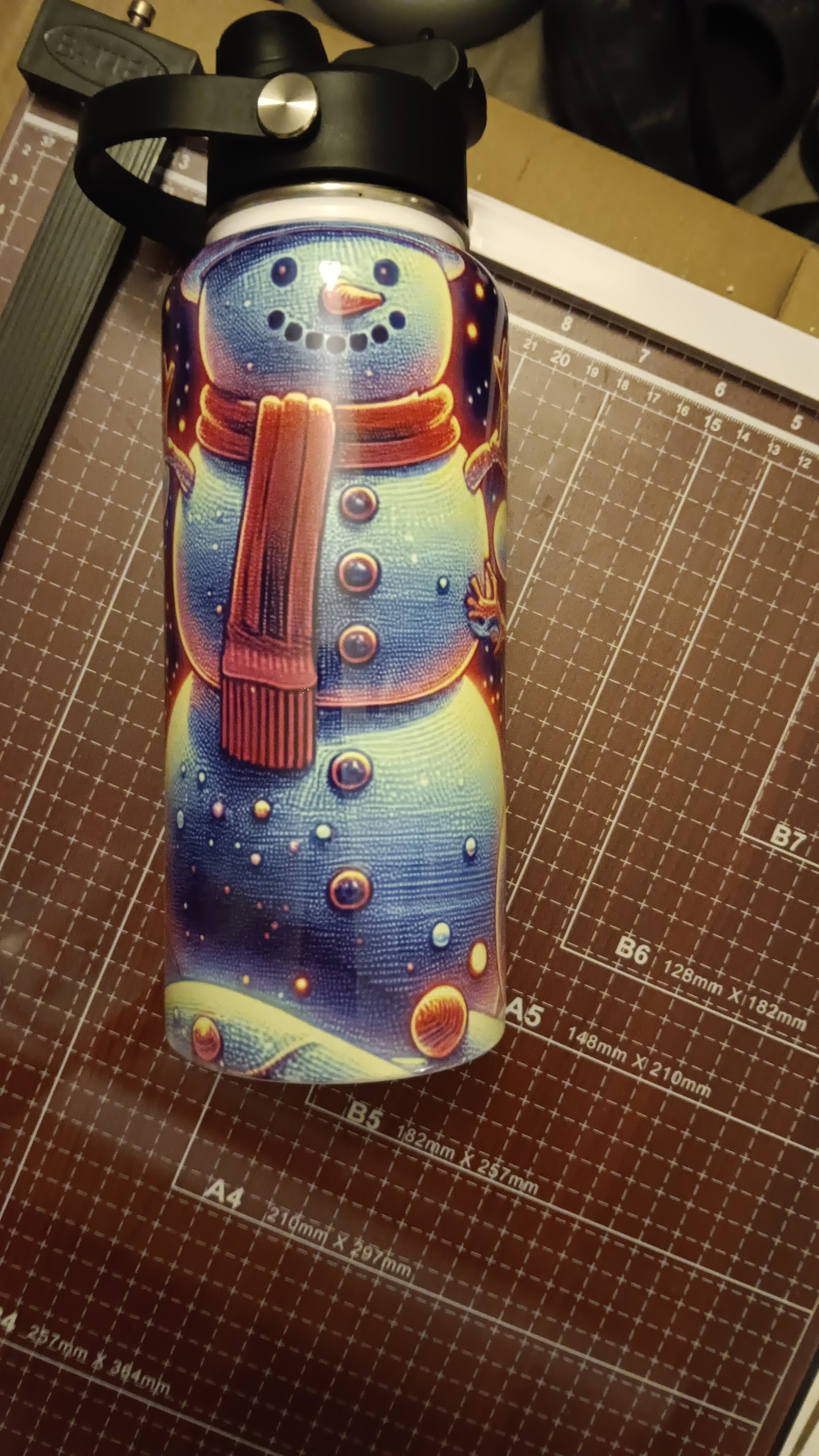 32 oz snowman christmas themed Hydro tumbler with a handle, pour spout, and closing lid.